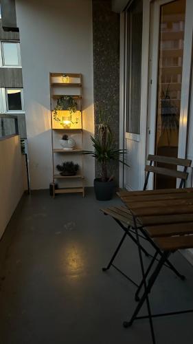 a porch with a bench and potted plants at Gemütliches helles Apartment mit Balkon und Parkplatz vor der Tür im Zentrum von Bayreuth in Bayreuth
