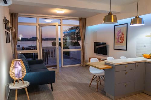 eine Küche und ein Wohnzimmer mit einer Couch und einem Tisch in der Unterkunft At grandpa's in Srima