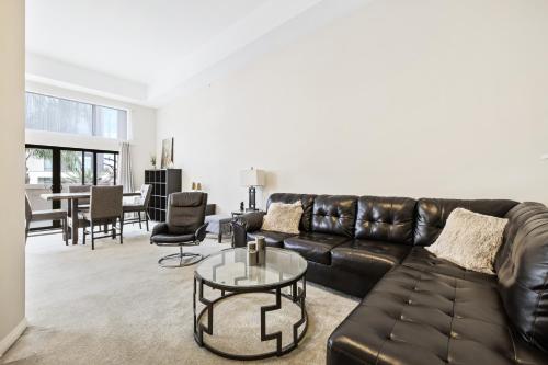 Χώρος καθιστικού στο Ultimate LA Vacation 2BR w Pool Above Shops