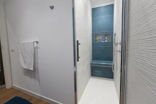 een badkamer met een douche en een glazen deur bij Terra Sinus Luxury apartment in Terrasini
