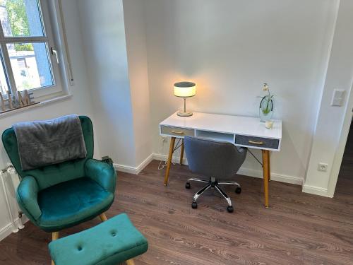 a room with a desk and a chair and a desk and a chair at TRAUMHAFT schöne Wohnung-nahe Volkspark Marl-MODERN-TOP Austattung- in Marl