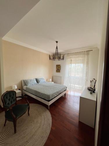 ジェーラにあるCasa vacanze Mazaraのベッドと椅子とテーブルのある寝室