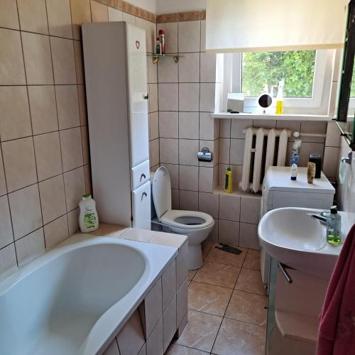 Ένα μπάνιο στο Apartament WENDY