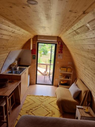 um quarto com uma cama numa pequena casa em Eco Cabin - Villa das Alfarrobas em Algoz