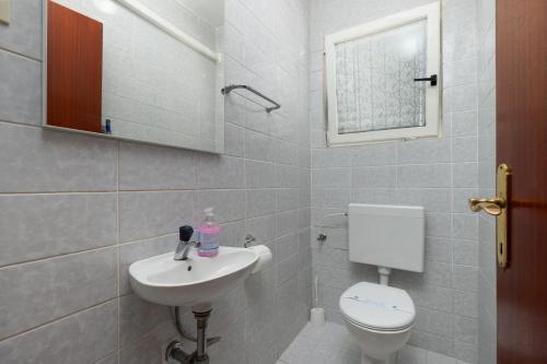 Apartment Ana with Terrace & Pet-friendly