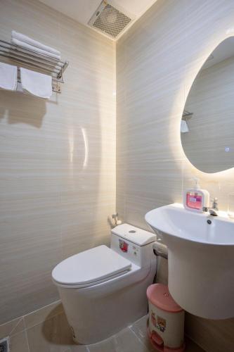 Ένα μπάνιο στο AMILA NGUYEN HUE HOTEL by SAZI