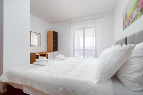 Apartment Ana with Terrace & Pet-friendly