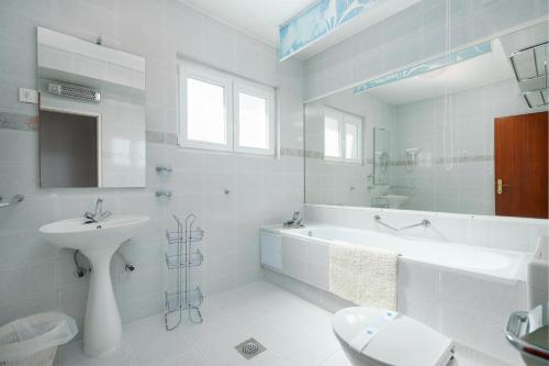 Apartment Ana with Terrace & Pet-friendly