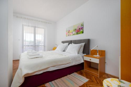 Apartment Ana with Terrace & Pet-friendly
