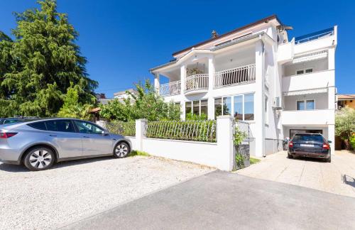 Apartment Ana with Terrace & Pet-friendly