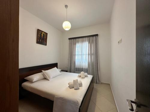 um quarto com uma cama com duas toalhas em Guesthouse Jasmine em Ksamil