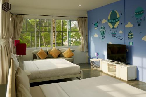 a bedroom with a bed and a tv in it at BW Thai Art Style Hotel in Bangkok