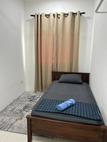 Bett in einem Zimmer mit Vorhang in der Unterkunft HStay Ipoh in Ipoh