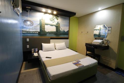 Postel nebo postele na pokoji v ubytování Hotel Dreamworld Araneta Cubao