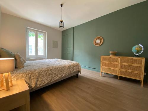 une chambre avec un lit, une commode et une fenêtre dans l'établissement Maison Bollée 6 Pers moderne avec Jardin, au Mans