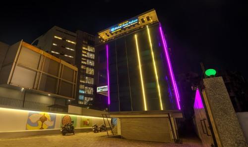 budynek z fioletowymi światłami w nocy w obiekcie Treebo Trend Park Palace w mieście Guwahati