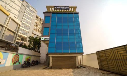 un edificio blu con un cartello sopra di Treebo Trend Park Palace a Guwahati