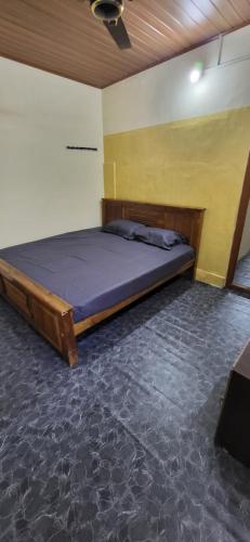 1 dormitorio con 1 cama en una habitación en SPM Residency, From Live2Travel Group., en Masinagudi