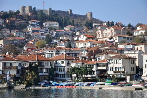 un montón de casas en una colina junto al agua en Villa Sv Sofija Old Town en Ohrid