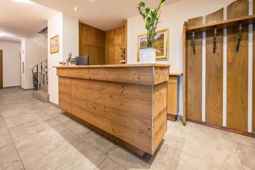 een lobby met een balie met een potplant erop bij Residence Condor in Maranza