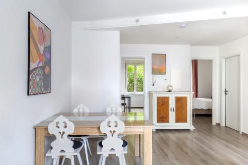 une salle à manger avec une table et deux chaises dans l'établissement Travel Homes - Niffel 1 - Un havre de paix près du Parc, à Mulhouse