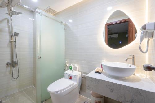 Ένα μπάνιο στο AMILA NGUYEN HUE HOTEL by SAZI