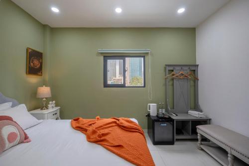 Ένα ή περισσότερα κρεβάτια σε δωμάτιο στο AMILA NGUYEN HUE HOTEL by SAZI