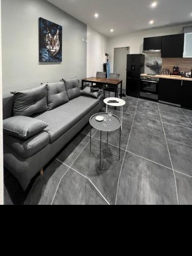 un salon avec un canapé et une table dans l'établissement Appartement Paris - La Defense, à La Garenne-Colombes