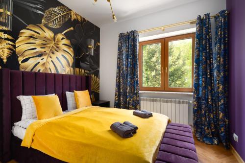 Un dormitorio con una cama amarilla y una ventana en Golden Villa Saska Kępa en Varsovia