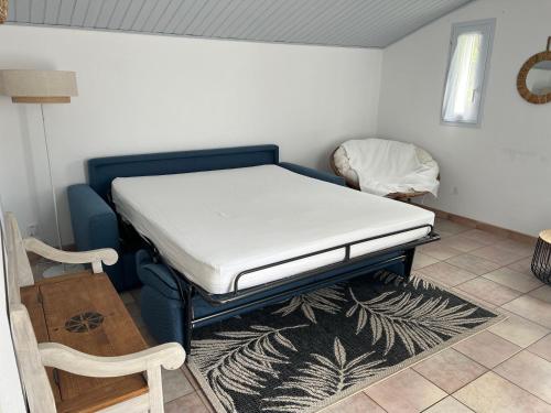 - un lit avec matelas dans l'établissement Charmante Maison La Tranche sur Mer 100 m de la plage, à La Tranche-sur-Mer