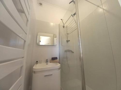 une salle de bain avec une douche, des toilettes et un lavabo dans l'établissement Royan - VUE MAGIQUE pour cet APPARTEMENT au 1er étage - Résidence du Golf, à Royan