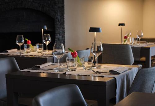 a table set with wine glasses and napkins at Hotel Sole in Cannero Riviera