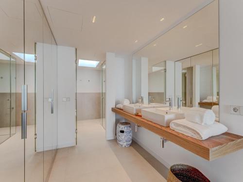 ein Badezimmer mit 3 Waschbecken und einem Spiegel in der Unterkunft Aquasuites Luxury Penthouse A03 in Acantilado de los Gigantes