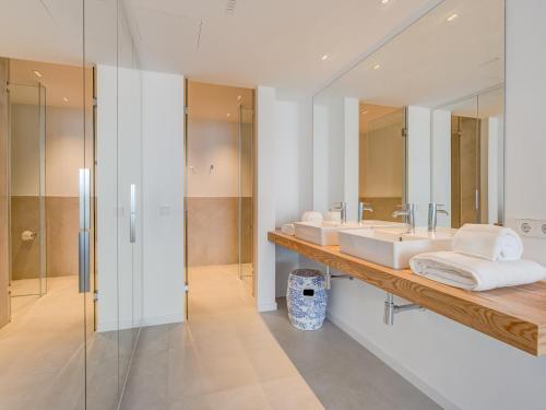 Un baño con dos lavabos y un espejo. en Aquasuites Luxury Apartament B07, en Acantilado de los Gigantes