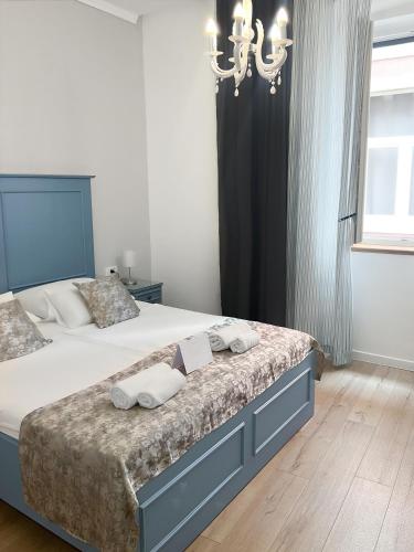 - une chambre avec un lit et 2 serviettes dans l'établissement Centrum Luxury Rooms, à Šibenik