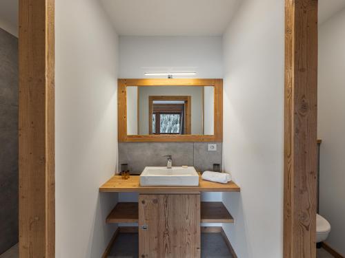 シャテルにあるBois Colombes n5 - Chalet - BO Immobilier - Châtel- remises sur les forfaits de skis Châtel ou Portes du soleilの洗面台と鏡のあるバスルーム