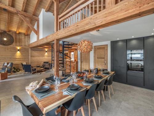 une salle à manger avec une longue table et des chaises dans l'établissement Bois Colombes n5 - Chalet - BO Immobilier - Châtel, à Châtel