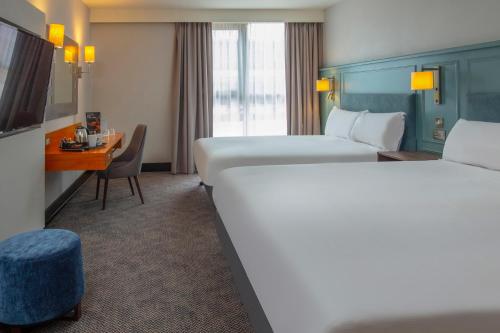 クルーにあるCrewe Hall Hotel & Spa - Cheshireのベッド2台と机があるホテルの部屋