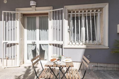a table and chairs in front of a window at Al mare e in centro: casa nel cuore di Misano in Misano Adriatico