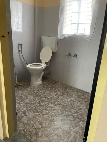 シロンにあるKeeon Private Room Frontのトイレと窓のあるバスルーム