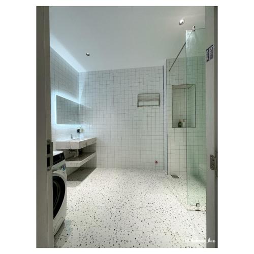 a bathroom with a shower with a glass door at Hạ Home Huế - Căn hộ riêng tư trung tâm 2 phòng ngủ in Hue