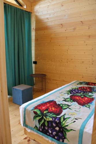 Una cama o camas en una habitación de Skijis Sakhli