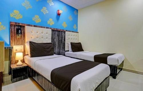 um quarto com duas camas num quarto em Hotel Golden Park Near NESCO em Mumbai