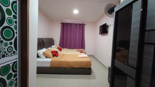 Katil atau katil-katil dalam bilik di Santai Desa Chalet musleem 0nly