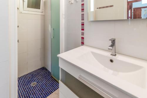 a bathroom with a sink and a shower at Carboneras 45 - Apartamento con terraza in Girona