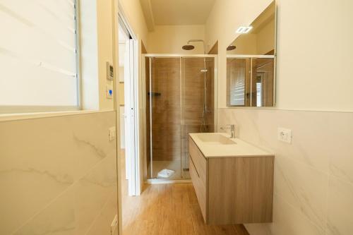 a bathroom with a sink and a shower at Domus Verona - Ampia residenza Filippini a pochi passi dall'Arena in Verona