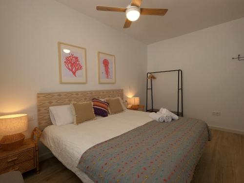Posteľ alebo postele v izbe v ubytovaní Preciosa Villa Independiente 100metros playa 10personas, Free Parking, Fully renovated Now
