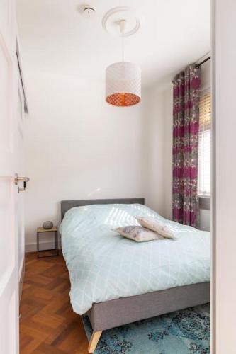 a bedroom with a bed and a chandelier at Eindhoven City Suites Hertogstraat B Modern 2P in Eindhoven