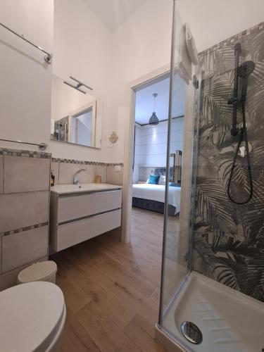 een badkamer met een douche, een toilet en een wastafel bij Frem lord in La Spezia