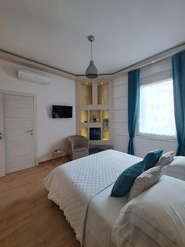 een slaapkamer met een wit bed en een raam bij Frem lord in La Spezia